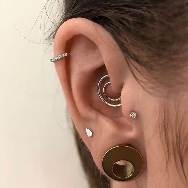 Scalloped Set Genuine Diamond Threaded Stud Earring by Maria Tash in 18K Gold. Flat Stud.