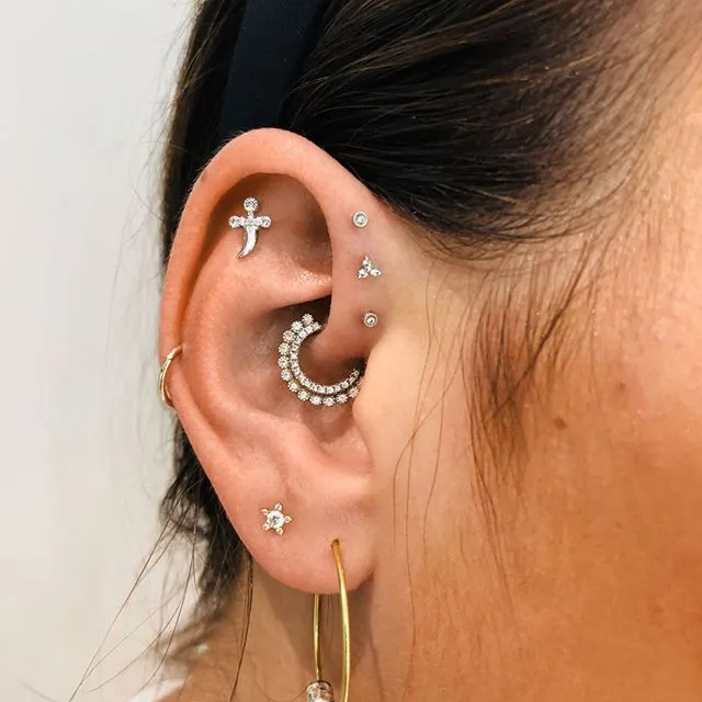 Scalloped Set Genuine Diamond Threaded Stud Earring by Maria Tash in 18K Gold. Flat Stud.